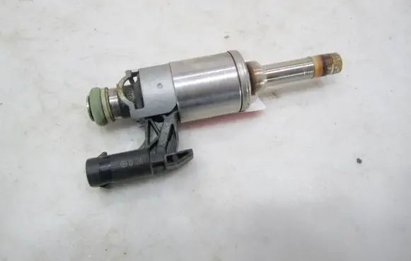 Volkswagen Golf VII Fuel injector 04E906036E
