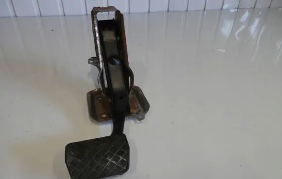 Volkswagen Jetta VI Brake pedal 1K1723143F