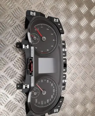 Volkswagen Touran III Speedometer (instrument cluster) 5TA920750C