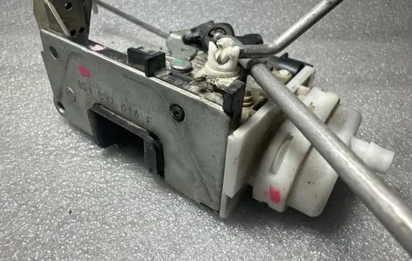Audi A8 S8 D2 4D Front door lock 8D1837016F