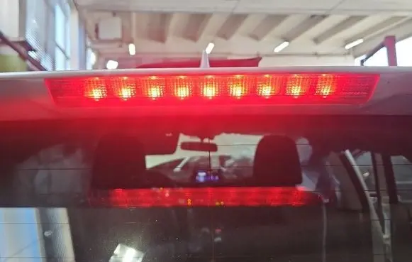 Third/center stoplight