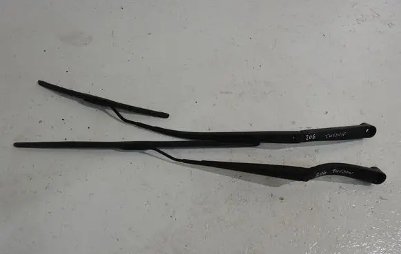 Hyundai Tucson TL Front wiper blade arm 1823822992092