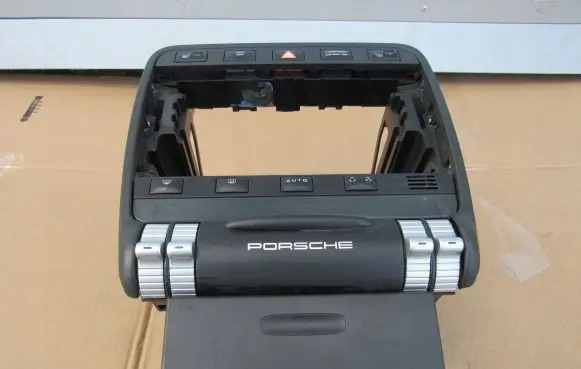 Porsche Cayenne (9PA) Radio/GPS head unit trim CZARNA
