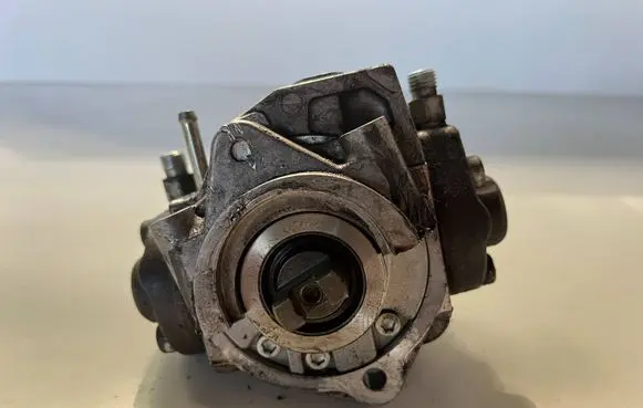 Toyota Avensis T250 Fuel injection high pressure pump 221000R020 01563 HU2940000305