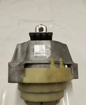 BMW 5 G30 G31 Engine mount bracket 6860491