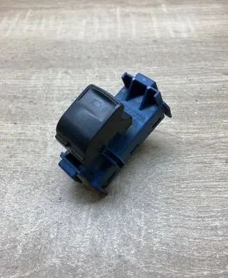 Toyota Avensis T270 Electric window control switch 8481005070