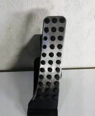 Mercedes-Benz E C207 W207 Accelerator throttle pedal A2043000204
