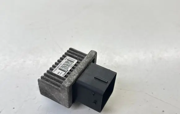 Opel Movano B Glow plug pre-heat relay 110678071R