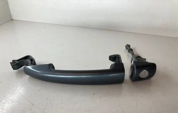 Peugeot 5008 Front door lock (next to the handle) 