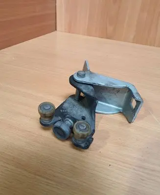 Renault Kangoo II Sliding door upper roller guide/hinge 497637