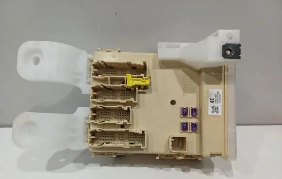 Toyota RAV 4 (XA40) BSM Control unit 63583308
