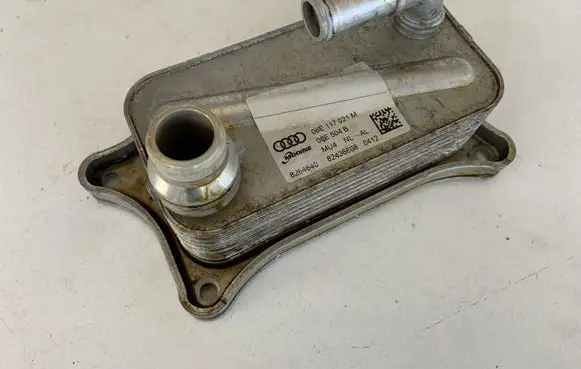 Audi Q7 4M Engine oil radiator 06E117021M 06E504B