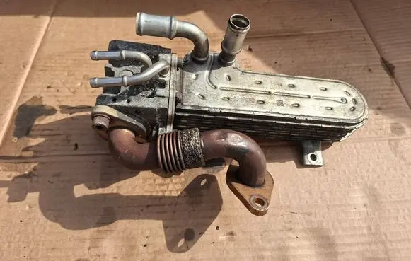 Volkswagen Golf V EGR valve cooler 038131513AD 3210279 00509