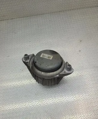 Mercedes-Benz E A207 Engine mount bracket A2072400717
