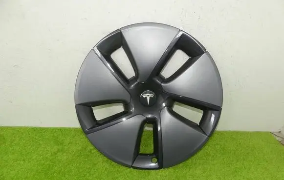 Tesla Model 3 R18 wheel hub/cap/trim 104427100A