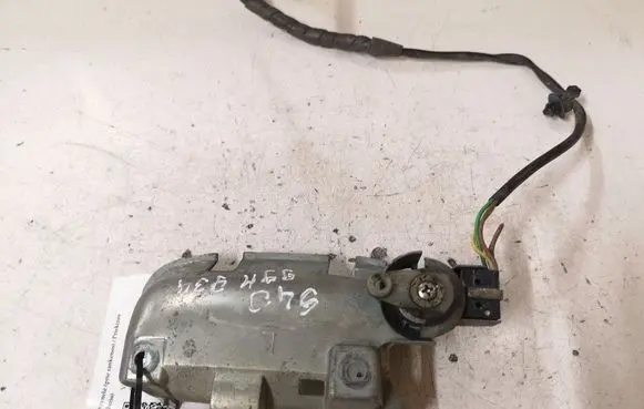 Volvo S40, V40 Front door lock (next to the handle)
