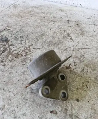 Opel Zafira A Engine mount bracket