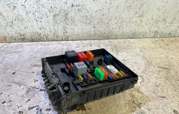 Volkswagen Golf V Fuse module 1K0937125C
