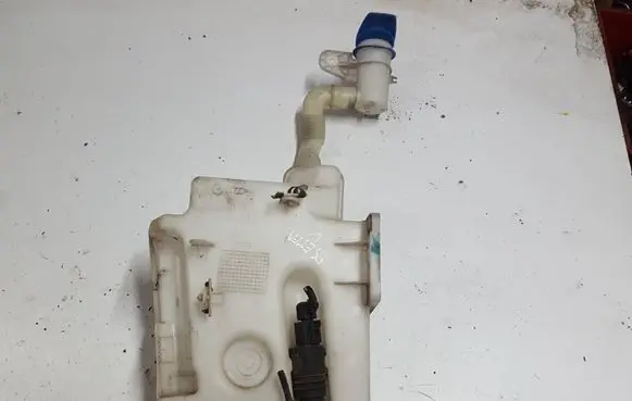 Volkswagen Jetta V Windshield washer fluid reservoir/tank 