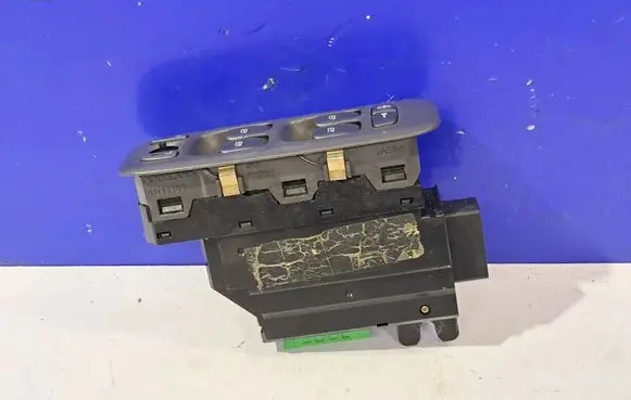 Volvo V70 Electric window control switch 8682949