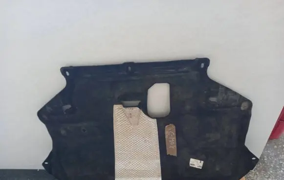 Ford Focus Engine splash shield/under tray AV616P013KE 09022012 046310300305