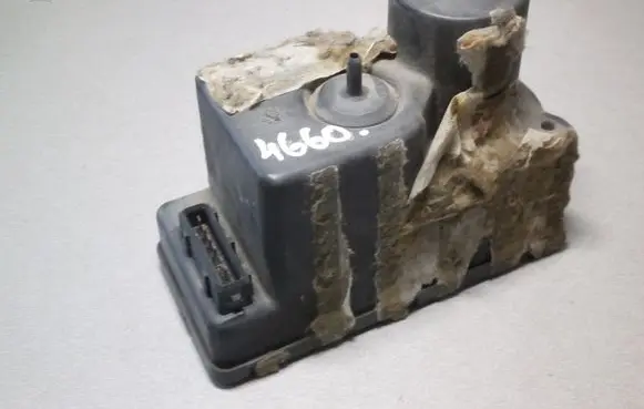 Volkswagen PASSAT B4 Central locking vacuum pump 443862257H