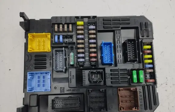 Citroen C4 III e-C4 Fuse module 9832881080