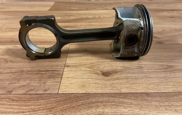 Ford Mondeo Mk III Piston with connecting rod