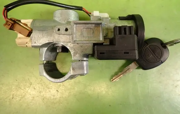 Nissan X-Trail T30 Ignition lock 28590C9902