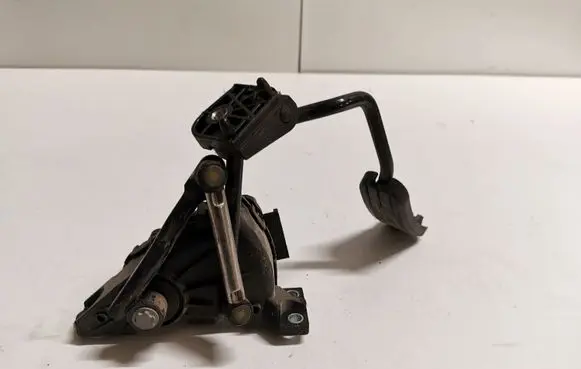 Opel Vivaro Accelerator throttle pedal 8200008477