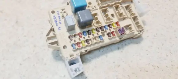 Toyota Corolla Verso AR10 Fuse module 892210F010 3400547123 05100521400302
