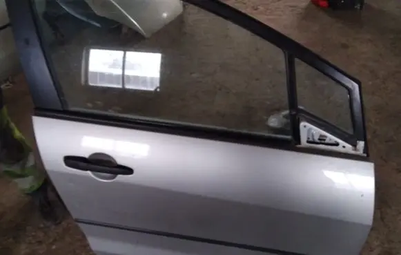 Mazda 5 Front door