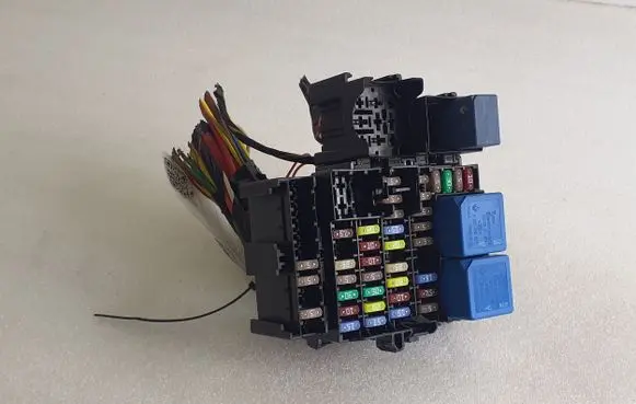 Dacia Spring Fuse module 8200900821 V23136B1X67
