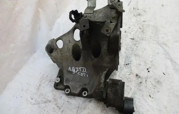 Opel Zafira B Generator/alternator bracket 55187918