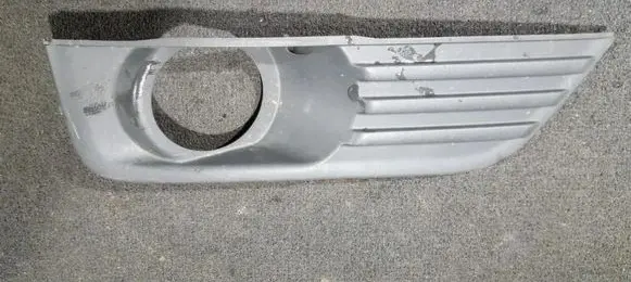 Ford Focus Front bumper lower grill 4m5119952ae
