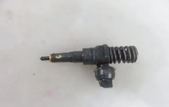 Volkswagen Bora Fuel injector 0414720213 038130073AQ
