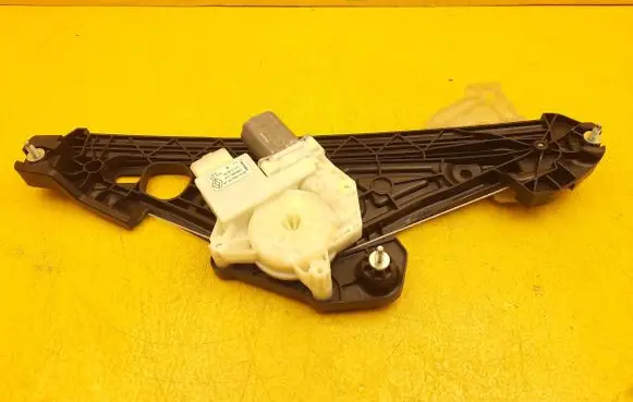 Rear window lifting mechanism without motor