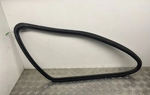 Mercedes-Benz GL X164 Rear door rubber seal (on body) A1647680524 A1646701339