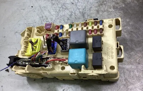 Toyota Avensis Verso Fuse module 8922144030 TA272000BFB