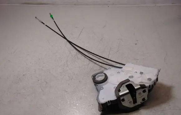 Toyota Verso-S Front door lock