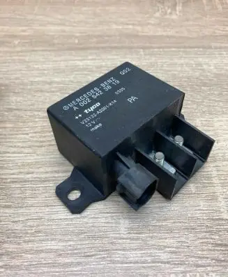 Mercedes-Benz E W211 Glow plug pre-heat relay A0025423819 V23132A2001X14
