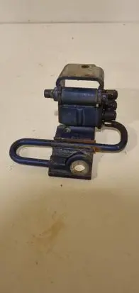 Volkswagen Touran I Front door lower hinge 1T0831411A
