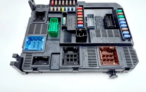 Peugeot 208 Fuse module 9807532080