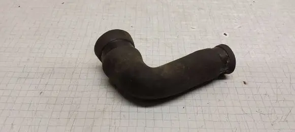Volkswagen PASSAT B5 Engine coolant pipe/hose 048121033