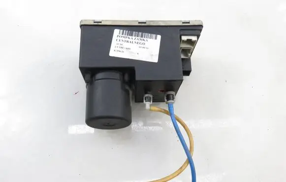 Audi A3 S3 8L Central locking vacuum pump 8D0862257C