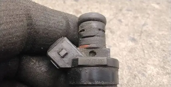 BMW 5 E39 Fuel injector 1747406