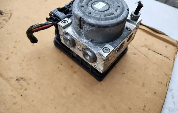Ford Fiesta ABS Pump D1B1-2C405-AD