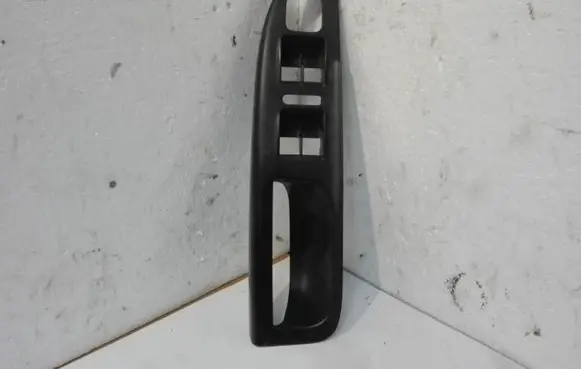 Volkswagen PASSAT B6 Front door window switch trim 3C2867172B