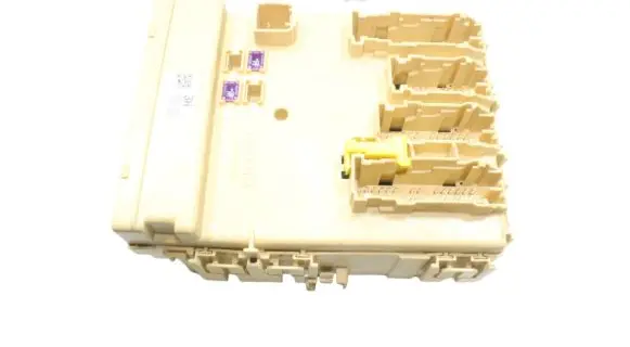 Toyota Auris E180 Fuse module 8273012X70A 63583366