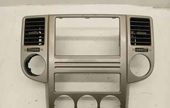 Nissan X-Trail T30 Dash center air vent grill 68260